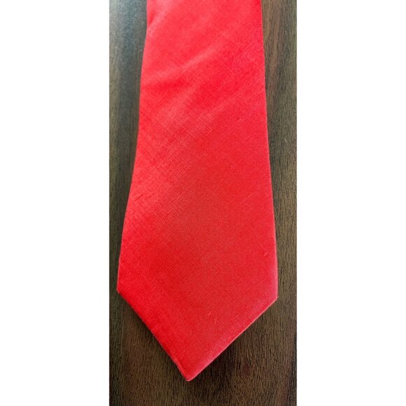 Men’s Saks Fifth Avenue Solid Red Tie Hand Woven 100% Silk In China Honan Pongee - Picture 2 of 7